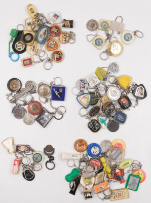 לוט ענק של מחזיקי מפתחות ישראליים, שנות השישים, מחולקים לפי נושאים: תחבורה, מוצרי צריכה, דלקים 