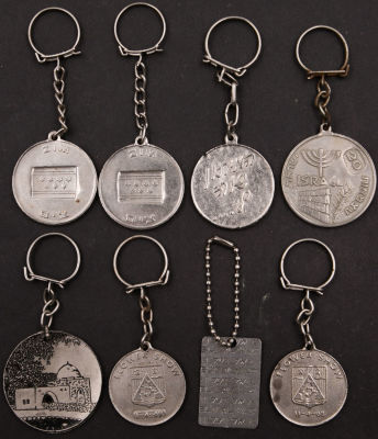 לוט מחזיקי מפתחות ישראליים עשויים מתכת, ביניהם: מחזיק מפתחות היתולי שעליו כתוב: המיתון שווה 