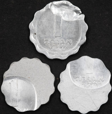 טעות - לוט 3 מטבעות אגורה עם טעויות. כולל: 1. שני אוף סנטר משמעותי במצב חדש. 2. אוף סנטר והטבעה 