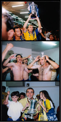 מכבי תל אביב - לוט 3 תצלומים של מגן מכבי תל-אביב בכדורגל, אבי כהן, מניף את גביע המדינה 1994 וחוגג 