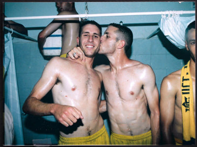 מכבי תל אביב - תצלום של האחים ברומר, גדי ואלון, חוגגים את אליפות המדינה 1995, בתום ניצחון 0:1 על 