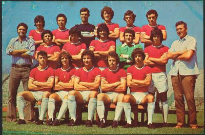 גלויה של קבוצת הפועל תל-אביב בכדורגל, שנות השבעים. מידות: 15 ס"מ * 10 ס"מ