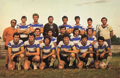 גלויה של קבוצת מכבי פתח תקוה בכדורגל, שנות השישים. מידות: 15 ס"מ * 10 ס"מ