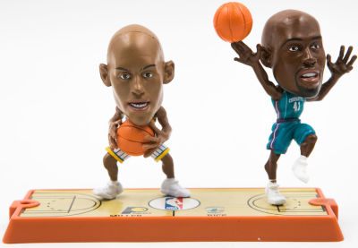 רג'י מילר - לוט 2 בובות של שחקני NBA, גלן רייס ורג'י מילר, 1998. הבובה של מילר נעה