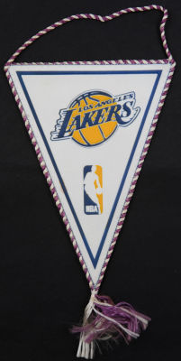 לוס אנג'לס לייקרס - דגלון רשמי של קבוצת ה-NBA, לוס אנג'לס לייקרס, הבלטת הסמלים. מצב טוב מאוד. מידות: 