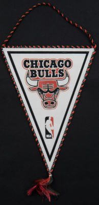 שיקגו בולס - דגלון רשמי של קבוצת ה-NBA, שיקגו בולס, הבלטת הסמלים. מצב טוב מאוד. מידות: 22 ס"מ * 14 ס"מ
