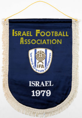 נבחרת ישראל - דגלון מהודר וענק של ההתאחדות לכדורגל בישראל שניתן לקפטן נבחרת יריבה במסגרת מוקדמות 