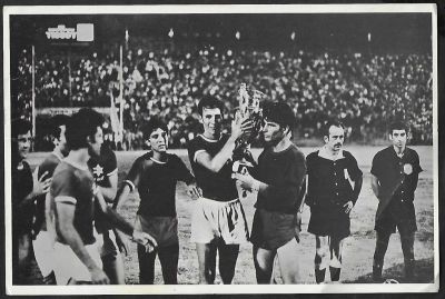 הכח מכבי רמת גן - תמונה של קפטן הכח מכבי רמת גן, מיכאל קדוש, מניף את גביע המדינה, 1973