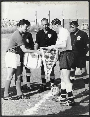 נחום סטלמך - תצלום של קפטן נבחרת ישראל, נחום סטלמך, מחליף דגלונים עם קפטן קבוצת הפאר האנגלית 