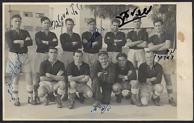 תצלום נדיר של שחקני מכבי תל אביב רגע לפני המפגש מול נבחרת קפריסין, נובמבר 1947. על גבי התצלום 
