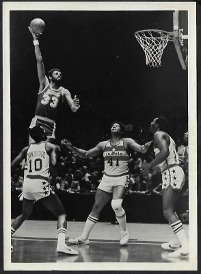 קארים עבדול ג'באר - תצלום של הכדורסלן האגדי, קארים עבדול ג'באר, קולע במדי הלייקרס מול הבולטס. 