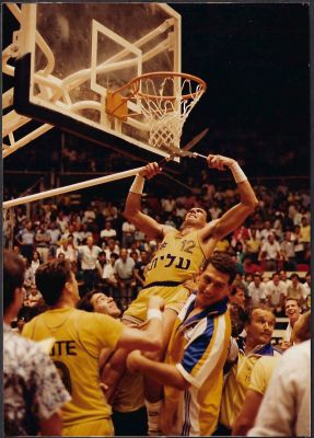 דורון ג'מצ'י - תצלום של כוכב מכבי תל אביב, דורון ג'מצ'י, גוזר את רשתות הסל לאחר הזכייה באליפות 