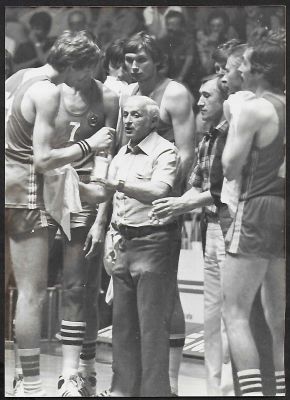אלכסנדר גומלסקי - תצלום של מאמן הכדורסל, אלכסנדר גומלסקי, מוקף בשחקני נבחרת ברית המועצות. שנות 