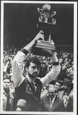 ג'ים בוטרייט - תצלום של קפטן מכבי תל אביב, ג'ים בוטרייט, מניף את גביע המדינה, מרץ 1980. בוטרייט 