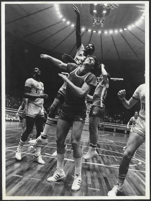 אולסי פרי - תצלום של כדורסלן מכבי תל אביב, אולסי פרי, קולע לסל הפועל תל אביב, במשחק ליגה בין שתי 