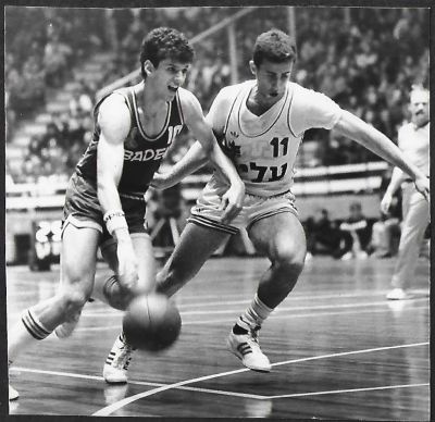 דראזן פטרוביץ - תצלום מרגש של כוכב ציבונה זארב, דראזן פטרוביץ, מול כדורסלן מכבי תל אביב, חן ליפין 