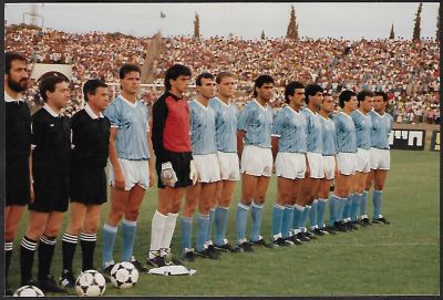נבחרת ישראל - תצלום של נבחרת ישראל רגע לפני משחק הידידות מול נבחרת ברזיל, יוני 1987. ישראל, עם אבי 