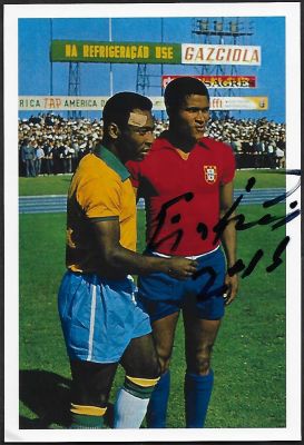 אוזביו - תצלום של כוכבי הכדורגל פלה הברזילאי ואוזביו הפורטוגלי, הנושא את חתימתו בטוש של אוזביו