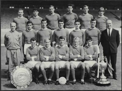 מנצ'סטר יונייטד - תצלום של קבוצת מנצ'סטר יונייטד עם המנג'ר האגדי, מאט באזבי, והשחקנים בובי צ'רלטון 