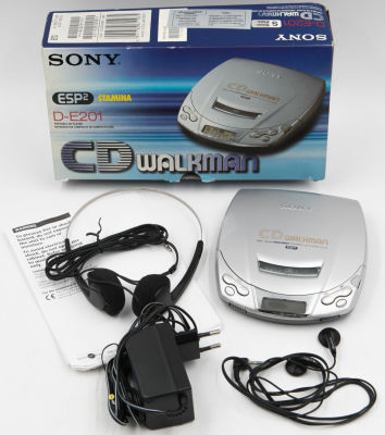 קומפקט דיסק נייד תוצרת סוני, דגם D-E201, מארז מקורי הכולל: סי.די. ווקמן, ספק כוח, אוזניות גשר 