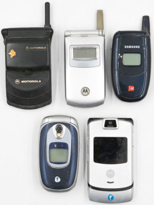 לוט חמישה מכשירי טלפון סלולרי, שונים זה מזה, שנות התשעים. חברות LG, מוטורולה וסמסונג. לא נבדקה 