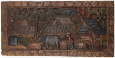 תמונה תבליט עץ איכר עובד את אדמתו, עבודת יד, ככל הנראה אסייתי. גדול ומרשים. מידות: 61 ס"מ * 30 ס"מ