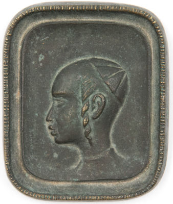 תבליט פליז של דמות תימני החובש כיפה, מאחור טבעת לתלייה, חתום פלבל, תוצרת ישראל. מידות: 6.5 ס"מ * 