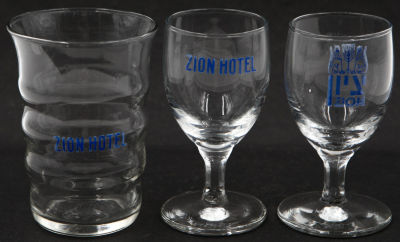 מלון ציון - לוט 3 כוסות זכוכית ממלון ציון החיפאי, שסגר שעריו לפני עשרות שנים. 2 כוסות יין שונות זו 
