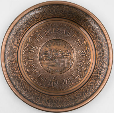 צלחת נחושת לתלייה, נושאת תבליט של ירושלים והכיתובים: שלום בשפות עברית, ערבית ואנגלית. לא חתומה. 