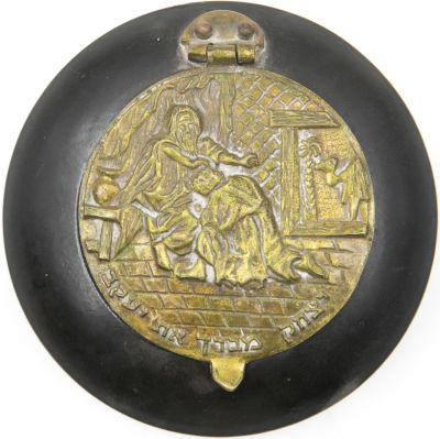 קופסה לסוכריות עשויה נחושת, תבליט ברונזה של יצחק המברך את יעקב, תוצרת ישראל. קוטר: 15.5 ס"מ