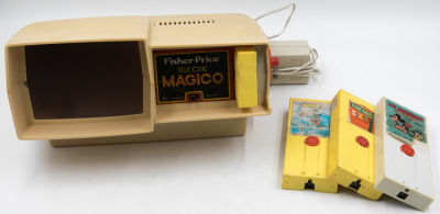 נדיר! משחק טלויזיה פישר פרייס FISHER PRICE, המאפשר לילד לבחור קלטת ולסובב את הידית על מנת לצפות 