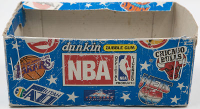 NBA - מארז קרטון של מעטפות קלפי NBA, שימש נקודות מכירה. חברת DUNKIN, שנת 1989. טקסטים בספרדית. מצב 