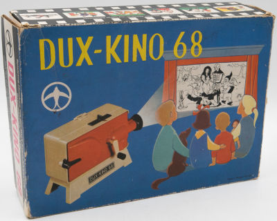 מקרנת ילדים להסרטת סרטים, DUX-KINO 68, פועלת על 3 סוללות, כוללת מספר סרטים, ביניהם: מקס ומוריץ 