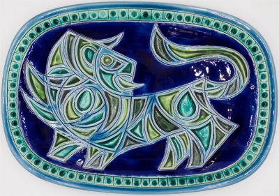 אברהם גופר - צלחת לתלייה מאת האמן אברהם גופר, עבודת גילוף בדמות אריה בצבעי אמייל, חתום. מידות: 29.5 