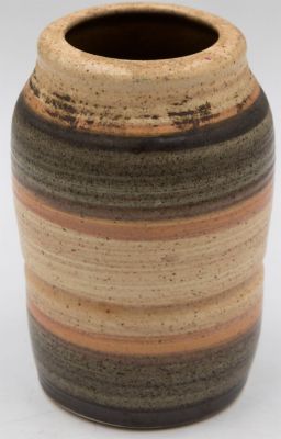 ברור חיל - אגרטל תוצרת ברור חיל, חתום בראשי תיבות. מידות: גובה: 10.5 ס"מ.