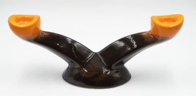 פלקרמיק - פמוט לנרות שבת תוצרת פלקרמיק, שאריות מדבקת יצרן. אורך: 24.5 ס"מ * גובה: 9.5 ס"מ