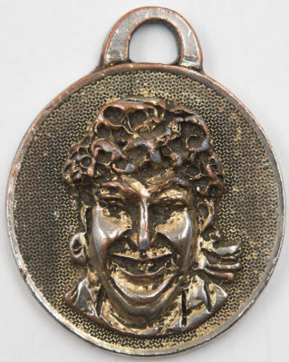 ג'וג'ו חלסטרה - מדליה של סדרת המדליות היקרות, סדרת הפוגים, נושאת את דמותו של כוכב הקומדי סטורי 