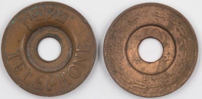 לוט הכולל אסימון שיוצר בטעות (או שלא) ממטבע של 10 פרוטות ואסימון רגיל. האסימון עשוי נחושת ואמור 