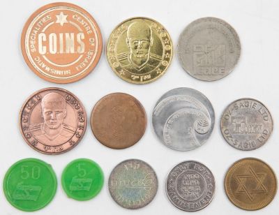 לוט 12 טוקנים שונים ישראל ויודאיקה. כולל: שני אסימוני בקליט שונים של חברת הספנות החיפאית 