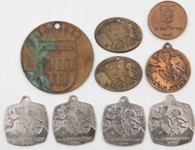 לוט 9 מדליות פרטיות וצעדות, כולל: 1. מלון המלך דוד, ממוספרת בצידה האחורי 101. 2. יום הצנחן, רמת 