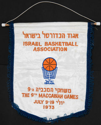 דגלון של אגוד הכדורסל בישראל, משחקי המכביה ה-9, שנת 1973. גדול ומרשים. מעט כתמי זמן. מידות: 33 