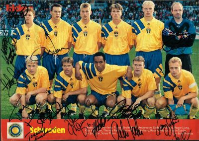 כרזה של נבחרת שבדיה 1994 החתומה בידי מרבית משחקני הסגל, ביניהם תומאס ברולין, מרטין דאלין, תומאס 