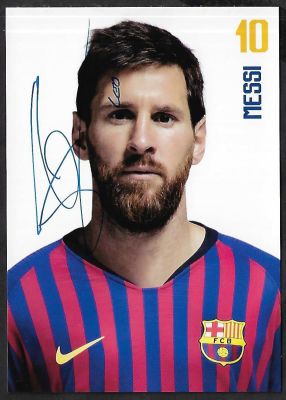 ליאו מסי - גלויה חתומה של ליונל מסי במדי ברצלונה. מסי חתם בטוש על גבי הגלויה, ב-23 אוגוסט 2019. 