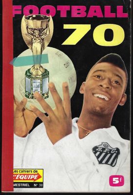 חוברת FOOTBALL 70 לסיכום שנת הכדורגל 1970 של העיתון לאקיפ, עם פלה וגביע העולם על גבי העטיפה. 