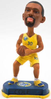 נוריס קול - בובה של כדורסלן מכבי תל אביב, נוריס קול, מי ששיחק בקבוצה בשנת 2017-18. ראש הבובה נע על קפיץ