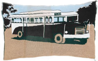 אגד - אריג סרוג הנושא תמונת אוטובוס אגד ישן, לא ברור מקורו, מצב טוב מאוד. מידות: 55 ס"מ * 35 ס"מ