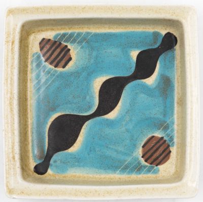 לפיד - תבנית תוצרת לפיד, מעוטר ביד, חתום בשתי חותמות שונות של לפיד וכן חתימת המעצב, רן, שפעל בחברה 