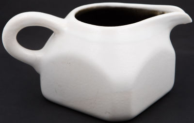 בית היוצר - קנקן תוצרת בית היוצר, חתום בית היוצר צבי. אורך: 19 ס"מ * גובה: 9 ס"מ