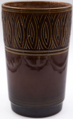 כפר מנחם - אגרטל תוצרת כפר מנחם, מעוטר בחריטה, חתום באמצעות מדבקת יצרן. מידות: גובה: 17 ס"מ * קוטר: 