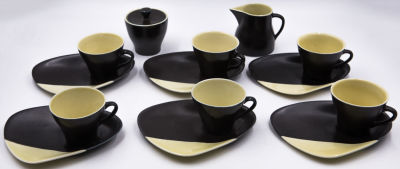 לפיד - סט לקפה תוצרת לפיד, סגנון ארט דקו, חתום. הסט כולל: 6 ספלים, 6 תחתיות הגשה לספל ולעוגה בצורה 